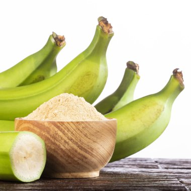 Unripe banana flour in the wooden bowl