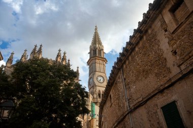 Manacor, Palma de Mallorca - İspanya - 15 Eylül 2022. Kederli Meryem Ana Kilisesi 19. yüzyıldan kalma, neo-gotik tarzda ve bitişiğinde güzel bir kulesi olan görkemli bir tapınaktır.