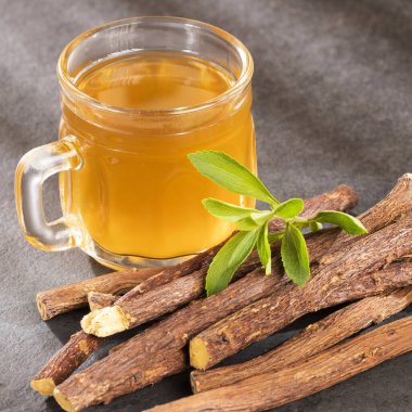 Glicyrhiza glabra - stevia yapraklarıyla tatlandırılmış sıcak meyan kökü çayı