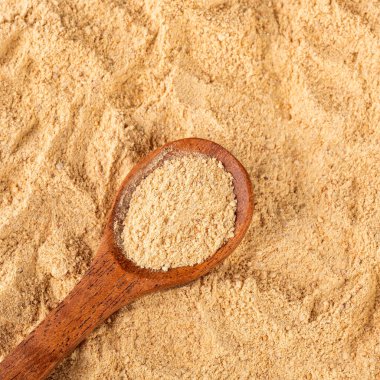 Kaşıkta organik maca tozu - Lepidium meyenii