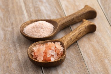 Himalaya pembe tuz kristalleri, Pakistan 'dan toz kırmızı kaya tuzu