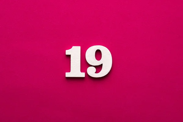19号 罗丹明红底色木材中的白色数字 — 图库照片
