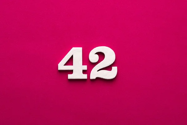 42号 罗丹明红色背景上的白色木制编号 — 图库照片
