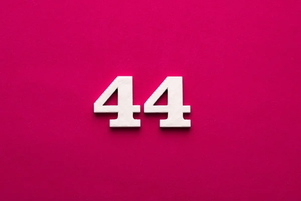 44番 ロダミン赤地に白木の番号 — ストック写真