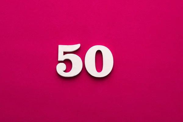 番号50 ロダミン赤の背景に白い木製の番号 — ストック写真