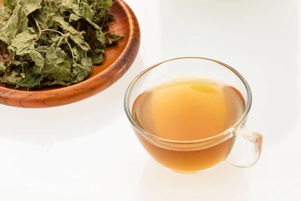 熱いイラクサ茶 薬用乾燥葉 ウルティカ — ストック写真