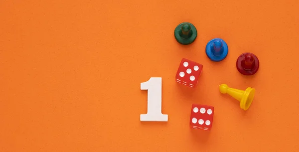 Nummer Eins Weiß Mit Figuren Und Glücksspielwürfeln Orange Eva Gummihintergrund — Stockfoto