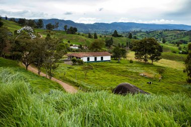Kolombiya kır evi, temel ve kırsal köy inşaatı. Antrerrios, Antioquia