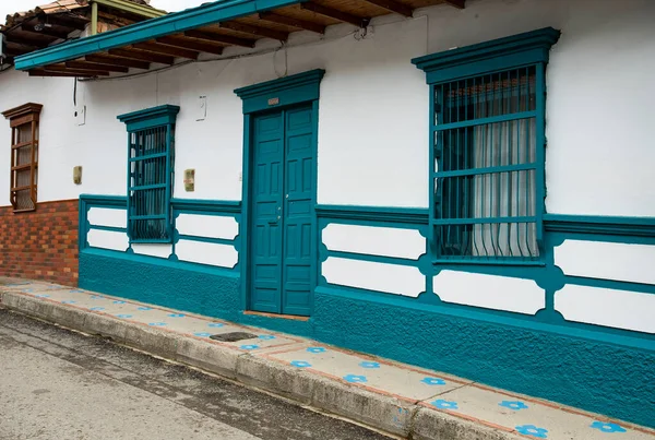 アンティオキアのエンテロリオスに位置するファサード コロンビアの伝統的な建築は — ストック写真