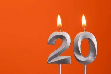 20 numaralı mum - Turuncu arka planda doğum günü