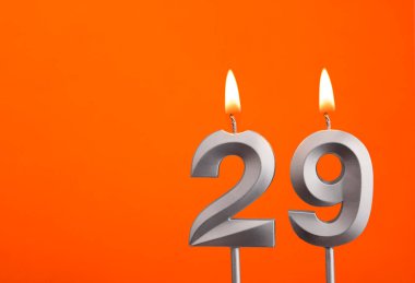 29 Numara - Turuncu arka planda gümüş yıldönümü mumu