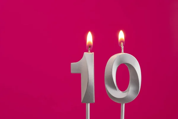 蜡烛10号 罗丹明红色背景的生日 — 图库照片