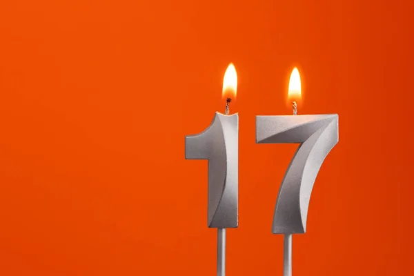 番号17 オレンジの背景にシルバー記念日キャンドル — ストック写真