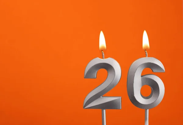 蜡烛26号 橙色背景的生日 — 图库照片