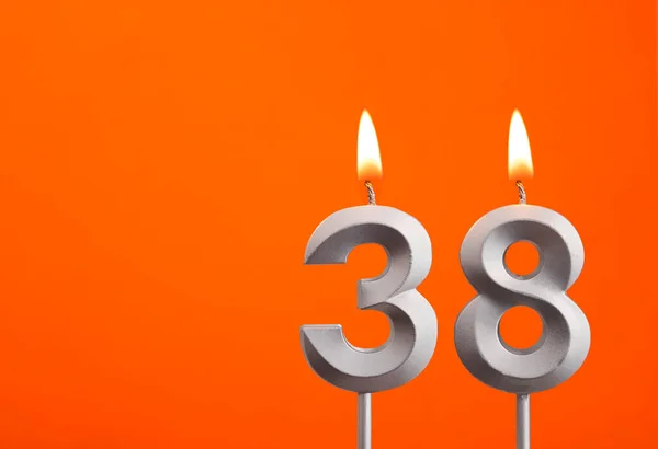 蜡烛38号 橙色背景的生日 — 图库照片