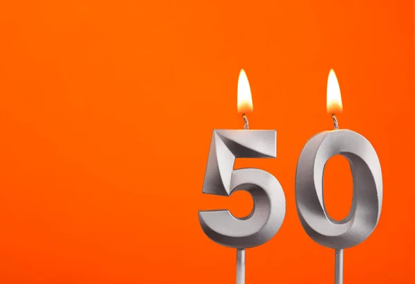 蜡烛50号 橙色背景的生日 — 图库照片