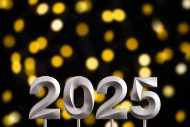 Yeni Yıl 2025 - Siyah arkaplanda çözünmüş ışıklarla gümüş numara