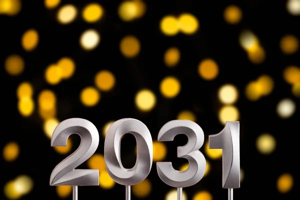 Neujahr 2031 Silberne Zahl Auf Schwarzem Hintergrund Mit Defokussierten Lichtern — Stockfoto