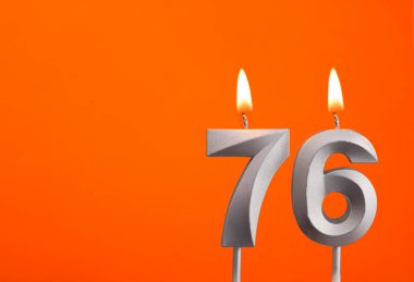 76 numaralı mum - Turuncu arka planda doğum günü