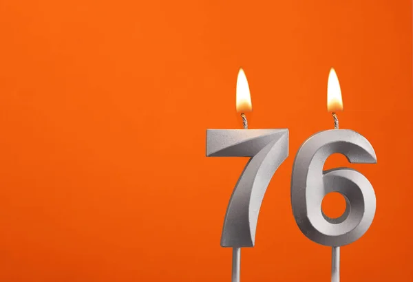 キャンドル番号76 オレンジの背景の誕生日 — ストック写真