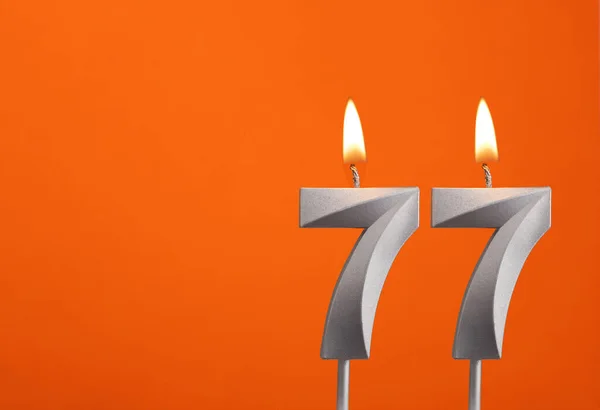 77号 橙色背景银婚蜡烛 — 图库照片