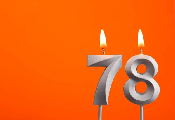 第78号烛台 橙色背景的生日 — 图库照片