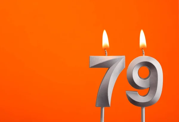 番号79 オレンジの背景にシルバー記念日キャンドル — ストック写真