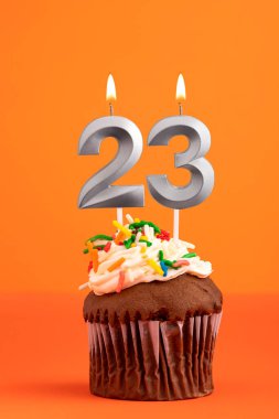 23 numaralı mum - Turuncu arka planda pasta doğum günü