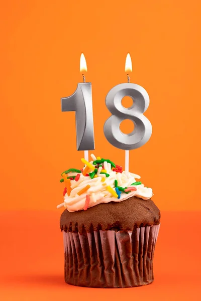 Tarta Cumpleaños Con Número Vela Fondo Espuma Naranja — Foto de Stock
