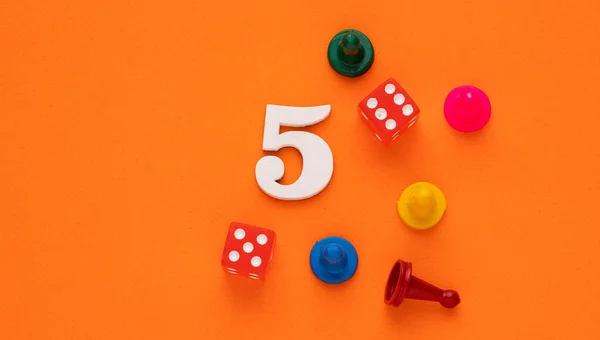 Номер Кубиками Фигурами Настольной Игры Orange Eva Rubber Background — стоковое фото