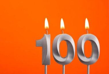 100 numaralı mum - Turuncu arkaplanda doğum günü
