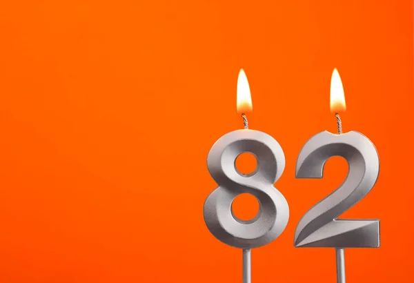 第82号烛台 橙色背景的生日 — 图库照片