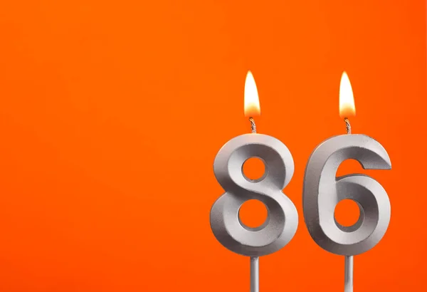 第86号烛台 橙色背景的生日 — 图库照片
