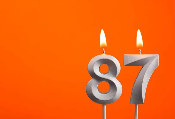 87号 橙色背景银婚蜡烛 — 图库照片