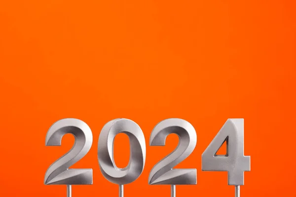 Rok 2024 Srebrna Liczba Pomarańczowym Piankowym Tle — Zdjęcie stockowe