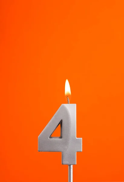 キャンドルナンバー4 オレンジの泡の背景で誕生日 — ストック写真