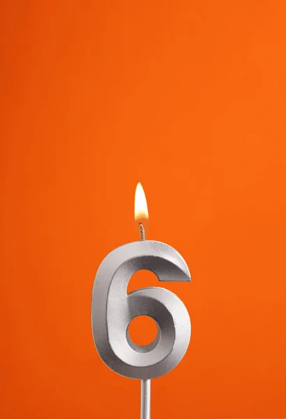 Svíčka Číslo Narozeniny Oranžové Pěnové Pozadí — Stock fotografie