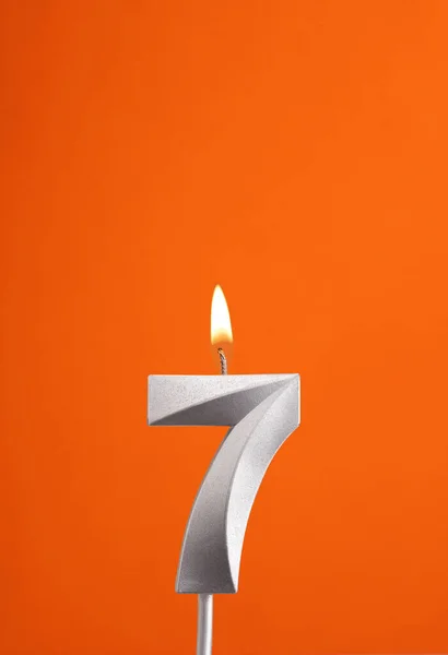 Número Vela Aniversario Ardiente Sobre Fondo Espumante Naranja — Foto de Stock