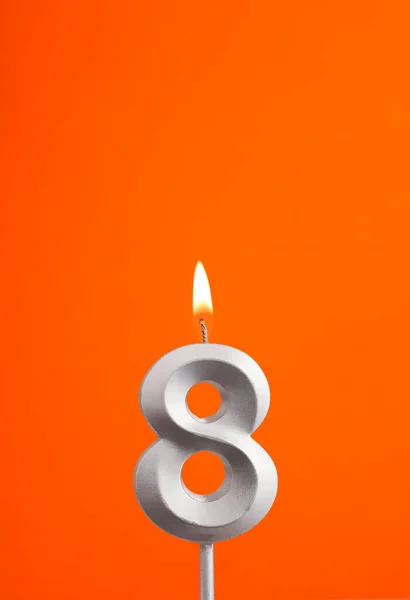 8号烛台 橙色泡沫背景下的生日 — 图库照片