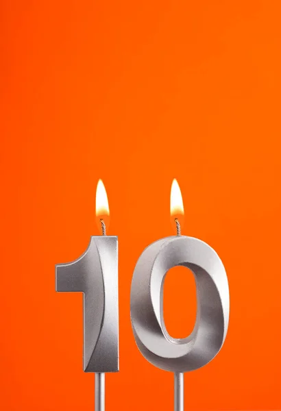 キャンドルナンバー10 オレンジの泡の背景で誕生日 — ストック写真