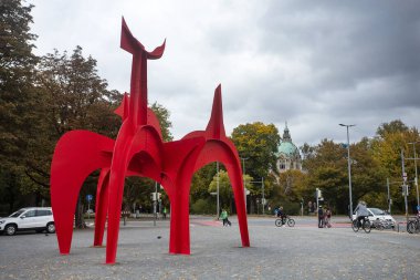 Hannover, Almanya - 14 Ekim 2022. Le Hallebardier (1971), Hannover 'de Alexander Calder' in heykeli