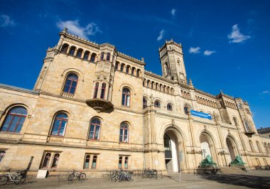 Hannover, Almanya - 16 Ekim 2022. Aşağı Saksonya 'daki Hannover Üniversitesi cephesi, 1831' de kuruldu..