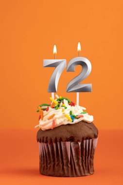 72 numaralı mumlu doğum günü pastası - Turuncu köpüklü arka plan