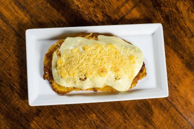 Kolombiya sokak yemekleriyle kızarmış patates ve peynirli kızarmış tavuk.