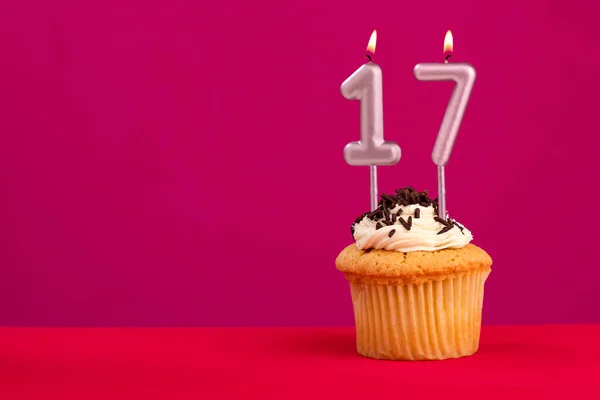Födelsedag Tårta Med Ljus Nummer Rhodamine Röd Skummande Bakgrund — Stockfoto