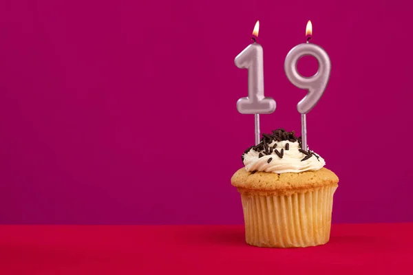 Verjaardagstaart Met Kaars Nummer Rhodamine Red Schuimige Achtergrond — Stockfoto