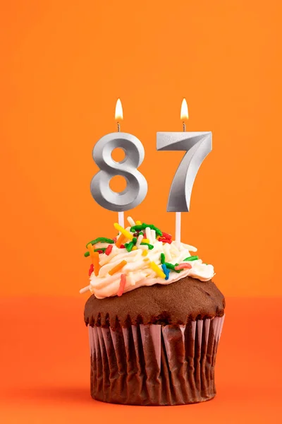 第87号烛台 橙色背景的蛋糕生日 — 图库照片