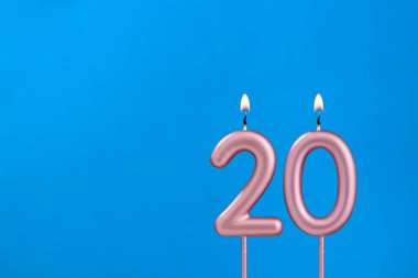 20 numaralı mum - Blues köpüklü arka planda doğum günü