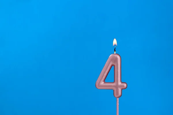 4号烛台 蓝色泡沫背景下的生日 — 图库照片