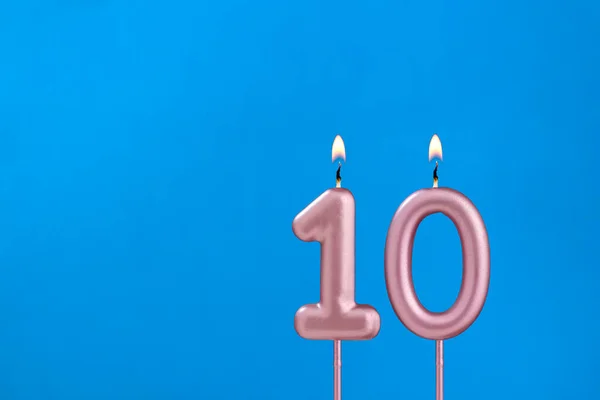 蜡烛10号 蓝色泡沫背景下的生日 — 图库照片